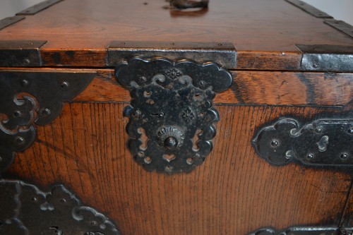 Antiquités - Wooden and iron chest cabinet. Japanese work from the 16th century
