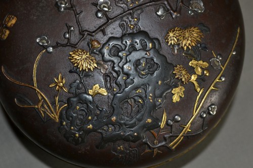 Boite en fer incrusté de métaux précieux, travail Japonais du 19e siècle - Arts d