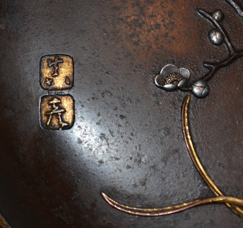 Antiquités - Boite en fer incrusté de métaux précieux, travail Japonais du 19e siècle