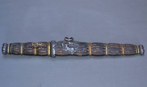 XIXe siècle - Tanto aux lotus en laque à monture argent,or et shakudo Japon19e siècle