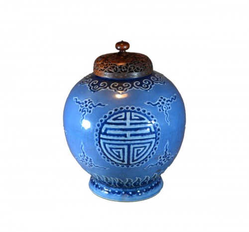 Chinese porcelain jar. Qianlong mark