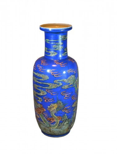 Vase à décor de dragons et de carpe sur fond bleu, Chine dynastie Qing