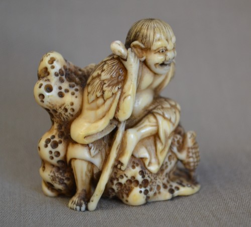 19th century - Gama sennin and his toad. Netsuké in marine ivory by Shogetsu