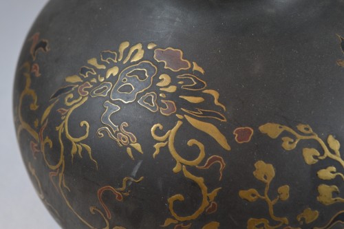 19th century - Bottle (Tokkuri) in lacquered tin and gold maki-e. Japan Edo,Meiji.