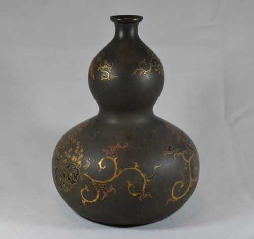  - Bottle (Tokkuri) in lacquered tin and gold maki-e. Japan Edo,Meiji.