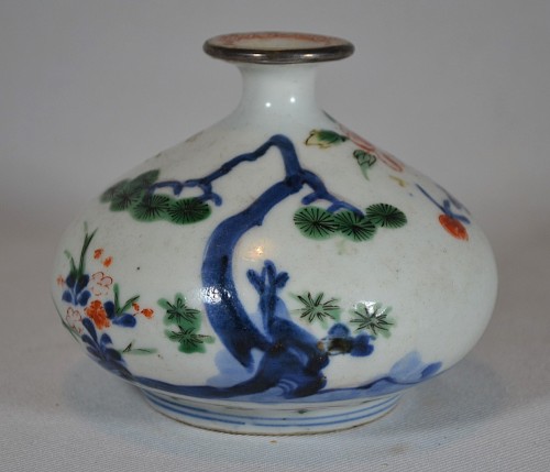 Wucai porcelain bottle, 17th century China or Japan - Asian Works of Art Style 