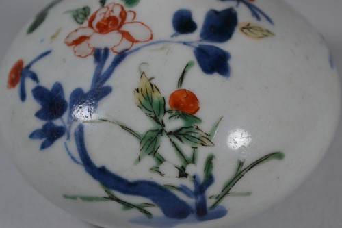 17th century - Wucai porcelain bottle, 17th century China or Japan