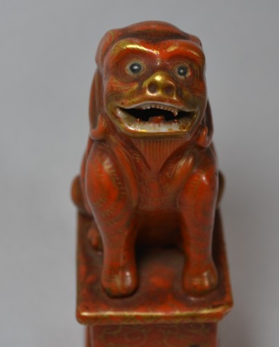 Antiquités - Pair of Chinese porcelain creatures. Early Qing Dynasty, 18th century.