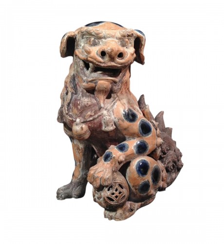Shishi (Lion) in glazed porcelain. Japan, second half of the 17th century