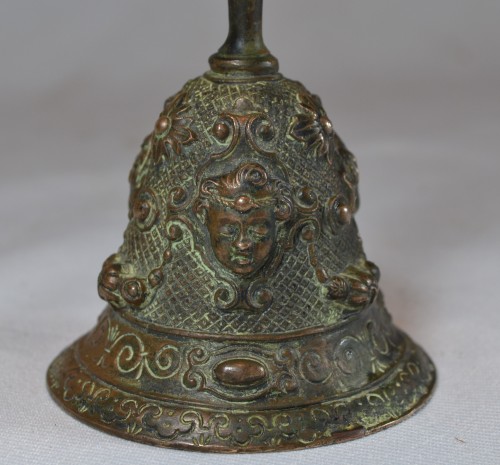 Objets de Vitrine  - Clochette Renaissance en bronze
