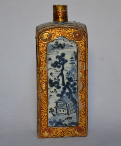 Tokkuri en porcelaine, décor en bleu partiellement laqué. Japon 17e siècle - Arts d