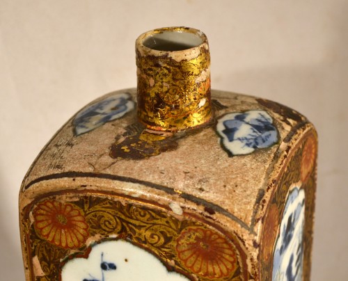 Tokkuri en porcelaine, décor en bleu partiellement laqué. Japon 17e siècle - Conservatoire Sakura