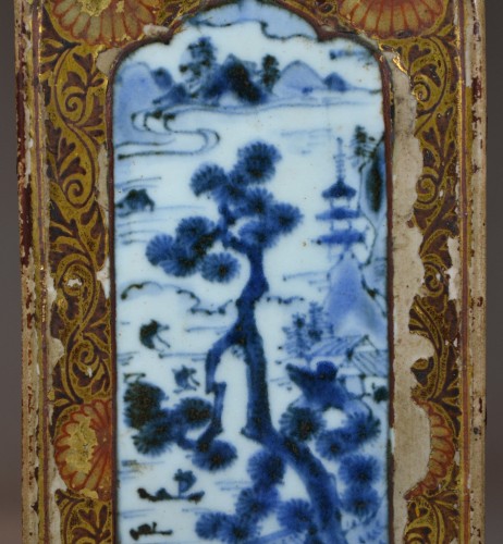 Tokkuri en porcelaine, décor en bleu partiellement laqué. Japon 17e siècle - 