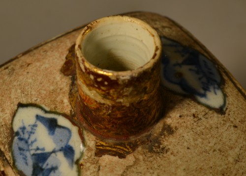  - Tokkuri en porcelaine, décor en bleu partiellement laqué. Japon 17e siècle