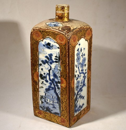 Antiquités - Tokkuri en porcelaine, décor en bleu partiellement laqué. Japon 17e siècle