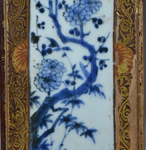 Antiquités - Tokkuri en porcelaine, décor en bleu partiellement laqué. Japon 17e siècle