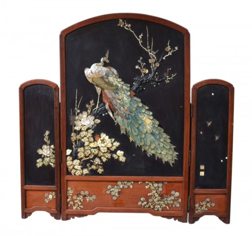 Triptyque en bois laqué incrusté de nacre. Japon fin du 19e siècle.