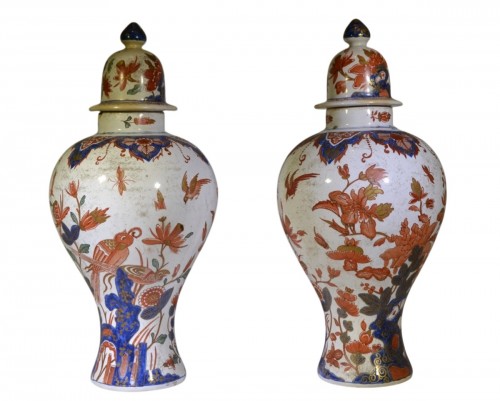 Paire de vases couverts en faïence de Delft XVIIIe siècle