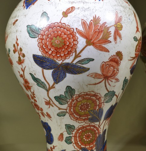XVIIIe siècle - Paire de vases couverts en faïence de Delft XVIIIe siècle