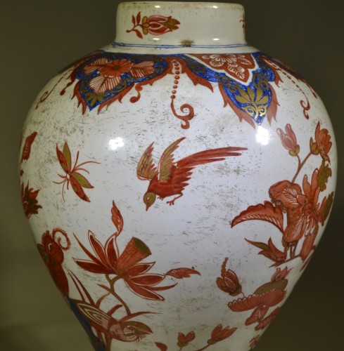 Paire de vases couverts en faïence de Delft XVIIIe siècle - 