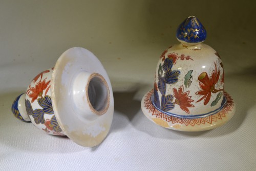  - Paire de vases couverts en faïence de Delft XVIIIe siècle