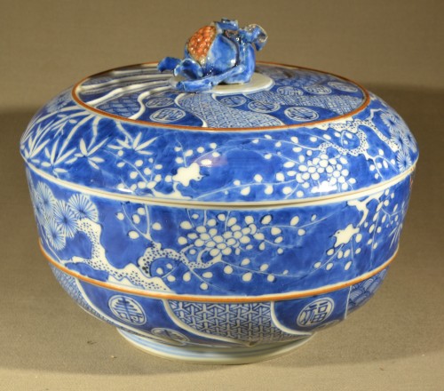 Porcelain & Faience  - Shonzhui Covered bowl with the Three Friends design in blue, China, 17th century