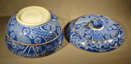Shonzhui Covered bowl with the Three Friends design in blue, China, 17th century - 