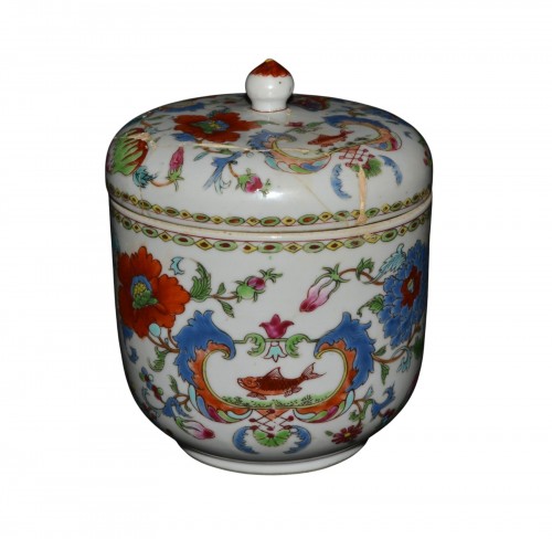 Pot couvert en porcelaine de chine. Modèle Pompadour, Chine début du 18e siècle