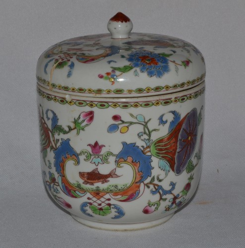 Pot couvert en porcelaine de chine. Modèle Pompadour, Chine début du 18e siècle - Céramiques, Porcelaines Style Louis XV