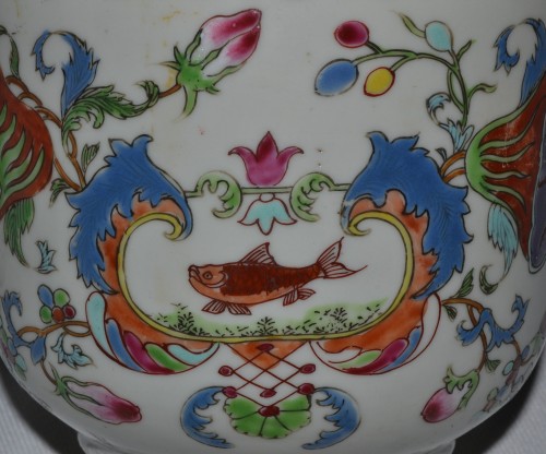 Céramiques, Porcelaines  - Pot couvert en porcelaine de chine. Modèle Pompadour, Chine début du 18e siècle