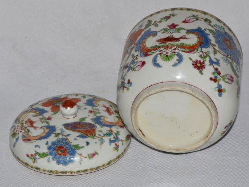 Pot couvert en porcelaine de chine. Modèle Pompadour, Chine début du 18e siècle - Conservatoire Sakura