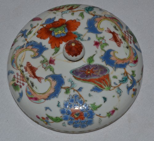 XVIIIe siècle - Pot couvert en porcelaine de chine. Modèle Pompadour, Chine début du 18e siècle