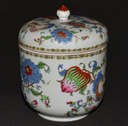 Louis XV - Pot couvert en porcelaine de chine. Modèle Pompadour, Chine début du 18e siècle