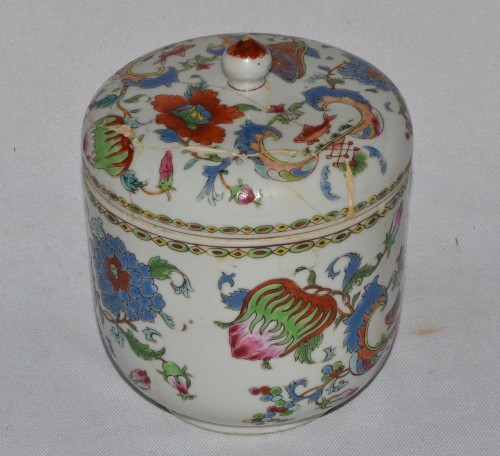 Antiquités - Pot couvert en porcelaine de chine. Modèle Pompadour, Chine début du 18e siècle