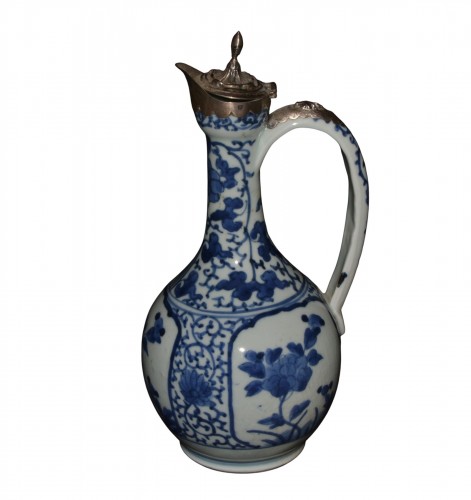Tokkuri en porcelaine du japon. monture européenne, Arita 17e siècle