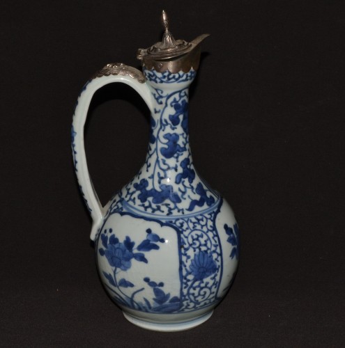 Tokkuri en porcelaine du japon. monture européenne, Arita 17e siècle - Arts d