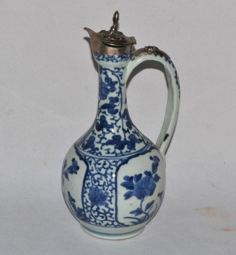XVIIe siècle - Tokkuri en porcelaine du japon. monture européenne, Arita 17e siècle