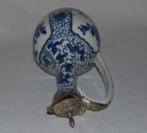 Antiquités - Tokkuri en porcelaine du japon. monture européenne, Arita 17e siècle