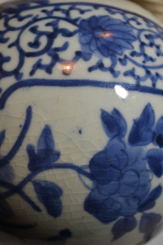 Antiquités - Tokkuri en porcelaine du japon. monture européenne, Arita 17e siècle