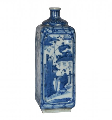 Flacon en porcelaine décor bleu sur fond blanc 17e siècle
