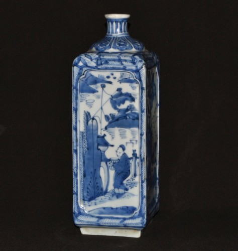 Flacon en porcelaine décor bleu sur fond blanc 17e siècle - Arts d