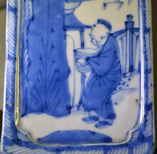 Flacon en porcelaine décor bleu sur fond blanc 17e siècle - Conservatoire Sakura