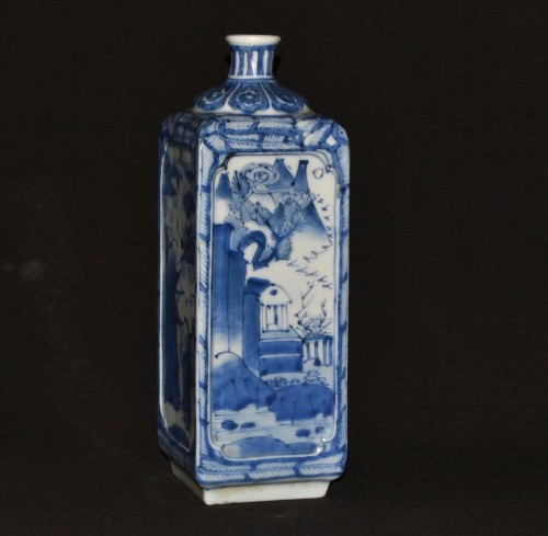 XVIIe siècle - Flacon en porcelaine décor bleu sur fond blanc 17e siècle