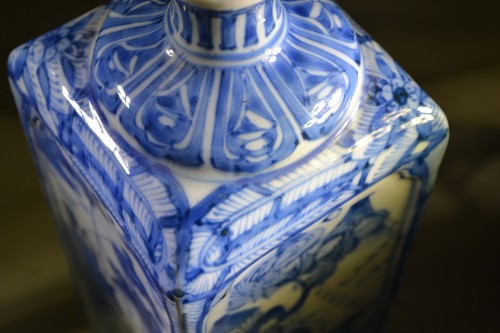 Flacon en porcelaine décor bleu sur fond blanc 17e siècle - 