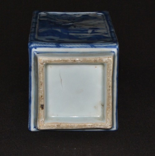  - Flacon en porcelaine décor bleu sur fond blanc 17e siècle