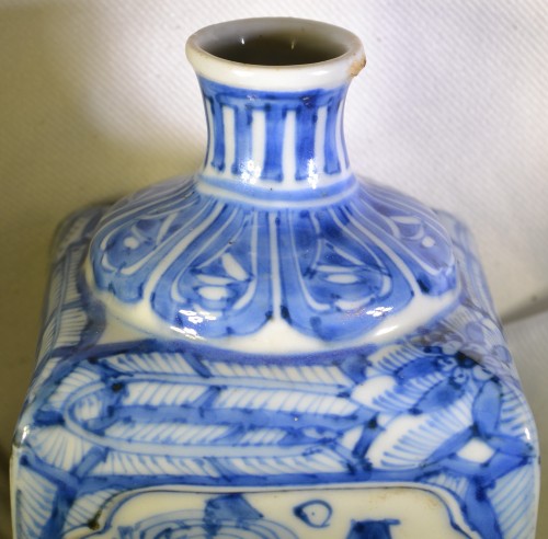 Antiquités - Flacon en porcelaine décor bleu sur fond blanc 17e siècle