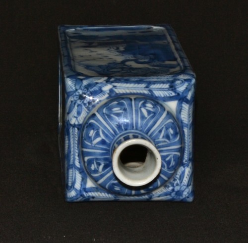 Antiquités - Flacon en porcelaine décor bleu sur fond blanc 17e siècle