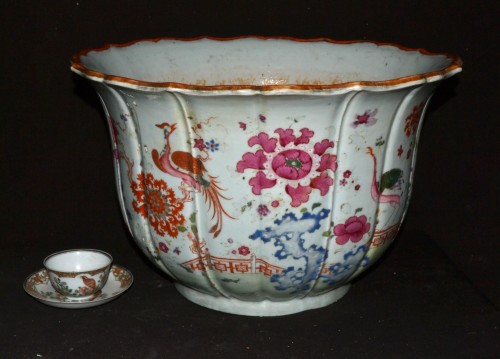 Large famille rose porcelain jardinière, China early 18th century - Asian Works of Art Style 