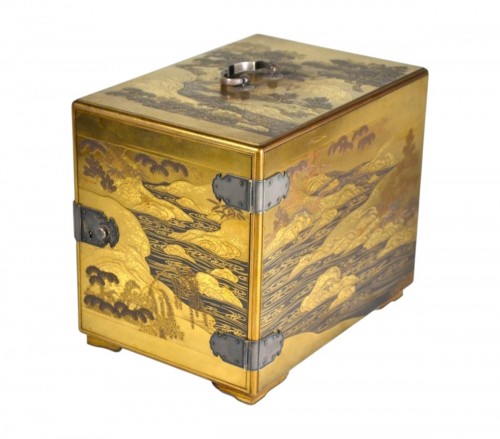 Boite en laque or. Kobako. Décor de Chrysanthèmes, Japon Edo
