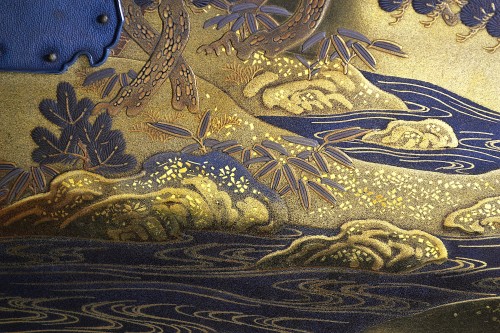 Asian Works of Art  - Gold lacquer box. Kobako. Chrysanthemum decoration, Japan Edo period